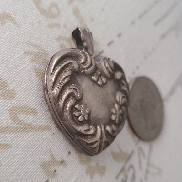 Antique 925 Sterling Repousse Heart Locket - Picture 5 of 6